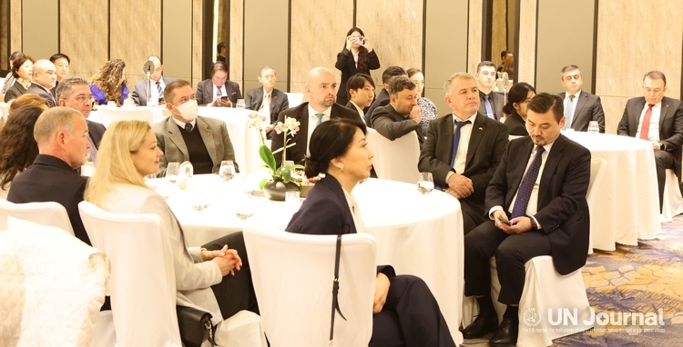  Key foreign ambassadors, their spouses and other senior diplomats as well as Korean guests attend the reception dedicated to the Memorial Day of Azerbaijan’s national leader Heydar Aliyev at Four Seasons Hotel in Seoul on Dec. 11.