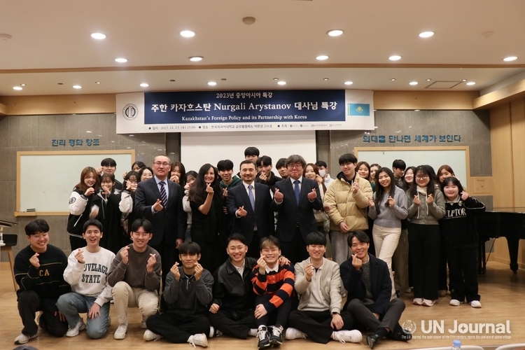 Ambassador of Kazakhstan to Korea Nurgali Arystanov poses with professors and students of the Hankuk University of Foreign Studies (HUFS) after giving a special lecture at the university in Seoul on Dec. 13.