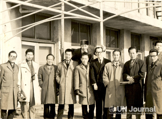 Hyundae Fine Artists Association MembersFrom left side Yim Myung Jin, Kim Jong Hak, Jeon Sang Soo, Cho Yong Myun, Kim Tschang Yeul, One person will cross, Lee Se Deuk, Kim Byeong Ki, Chang Sung Soun, From the left in the back Park Seo Bo, Yoon Myung Ro 