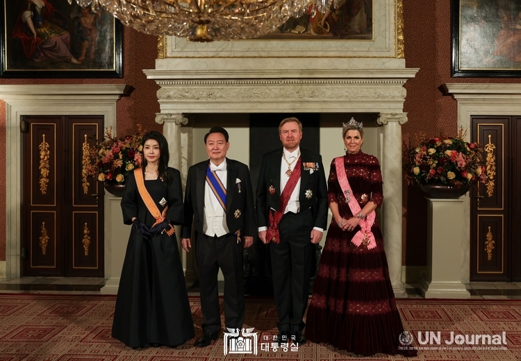 President Yoon Suk-yeol (second from left) and King Willem-Alexander of the Netherlands pose for a photo, along with their spouses, before a state dinner at the Royal Palace in Amsterdam, the Netherlands, on Dec. 12. / Courtesy of the Presidential Office