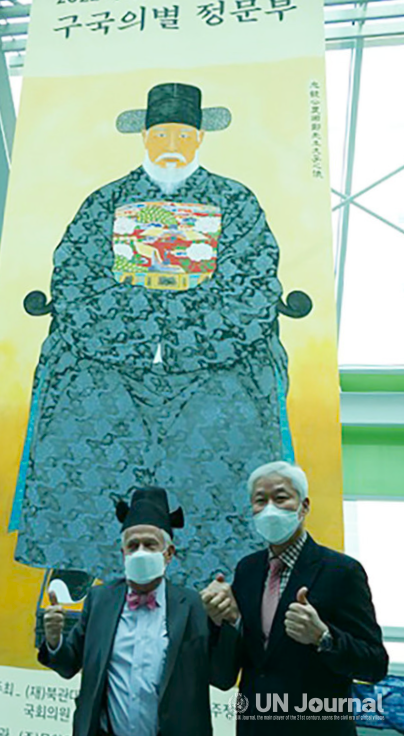 Chairman Lee Jon-young (right) and Chairman Jim Rogers pose for the camera, showing a sign of victory after Lee put General Jeong Mun-bu's hat on the head of Chairman Rogers who once said, “I admire General Jeong.”