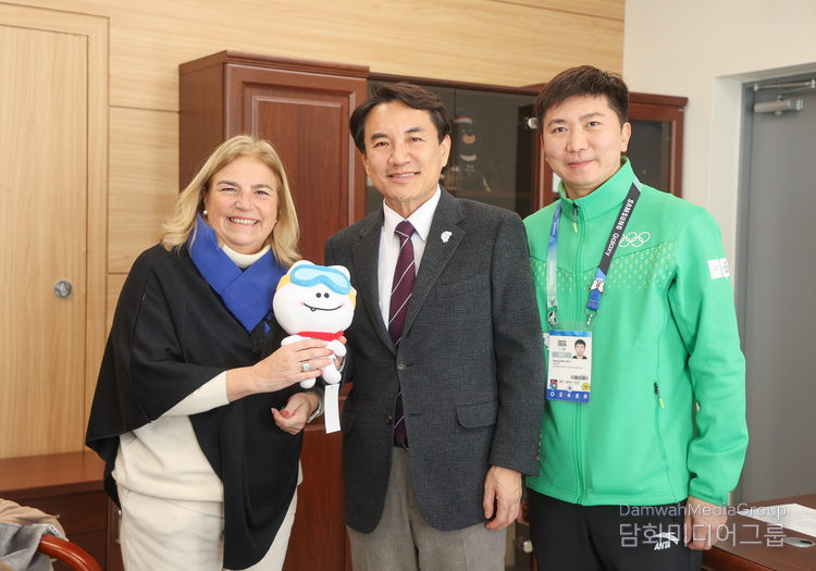 EU Ambassador to Korea Maria Castillo Fernandez (left) poses with Governor Kim Jin-tae of Gangwon Special Self-Governing Province (center), and Yoo Seung-min, chairman of the 2018 Pyeongchang Memorial Foundation at the Pyeongchang Olympic Memorial Hall in Gangwon Province on Jan. 27.