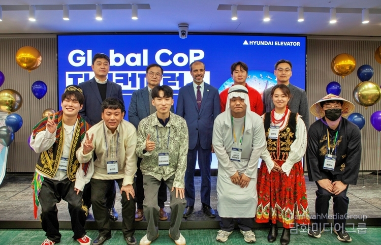 Hyundai Elevator held a knowledge conference to strengthen its employees' global capabilities on Jan. 25. Employees of Hyundai Elevator take a commemorative photo with Abdulaziz Al-Dael, head of the Cultural Center of Saudi Arabia in Korea. / Courtesy of Hyundai Elevator