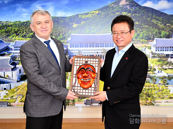 Tajikistan's Ambassador to Korea Kirom Salohiddin (left) meets with Gyeongbuk Governor Lee Chul-woo on Jan. 30. / Courtesy of Gyeongbuk Province