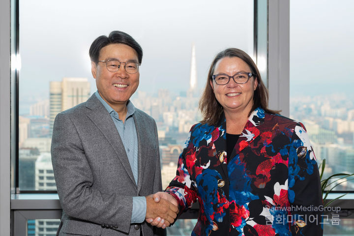 POSCO Group Chairman Choi Jeong-woo (left) shakes hands with Australian Resources Minister Madeleine King during their meeting at the POSCO Center in Seoul on Jan. 31.
