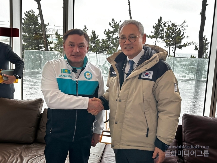 Minister of Tourism and Sports of the Republic of Kazakhstan Ermek Marzhikpayev (left) shakes hands with Minister of Culture, Sports and Tourism of the Republic of Korea Yu In-chon in Gangwon Province on Jan. 20.