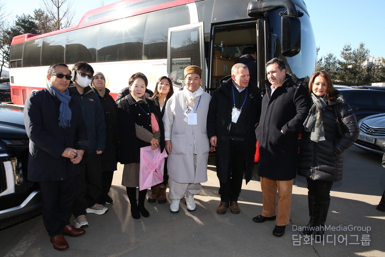 Ven. Chief Monk Hyangdeok (4th from the right) poses with Amb. Andrew Chernetsky of Belarus to Korea (third from the right) and other diplomats and Korean guests before boarding a bus toward Hwacheon.