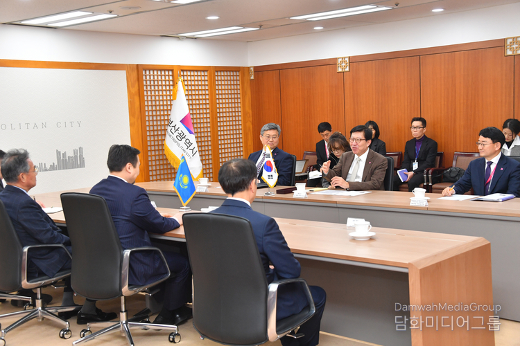 . Ambassador of Kazakhstan to South Korea Nurgali Arystanov (second from the left) and Mayor of Busan Park Heong-joon, along with related officials, hold a meeting to seek cooperation in transport, logistics, tourism, as well as education in the field of IT and digital transformation.