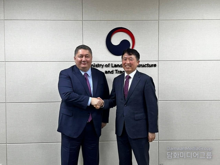 Vice Minister of Transport of the Republic of Kazakhstan Talgat Lastayev (left) shakes hands with Deputy Minister of Land, Infrastructure and Transport of Korea Lee Yoon-sang in Sejong City on Feb. 19./ Courtesy of the Embassy of Kazakhstan in Seoul.