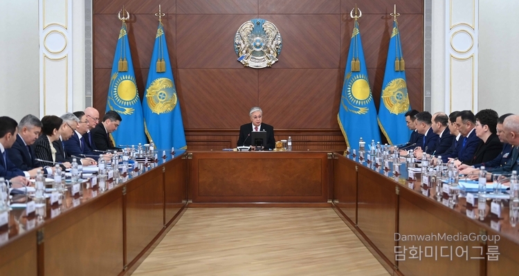 President Kassym-Jomart Tokayev (center) presides over a meeting of high-ranking government officials.