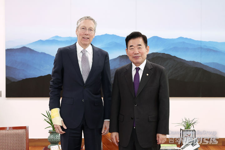 Speaker Kim Jin-pyo (right) poses with Ambassador Peter van der Vliet of the Netherlands to Korea./Courtesy of the Office of the Speaker of the National Assembly