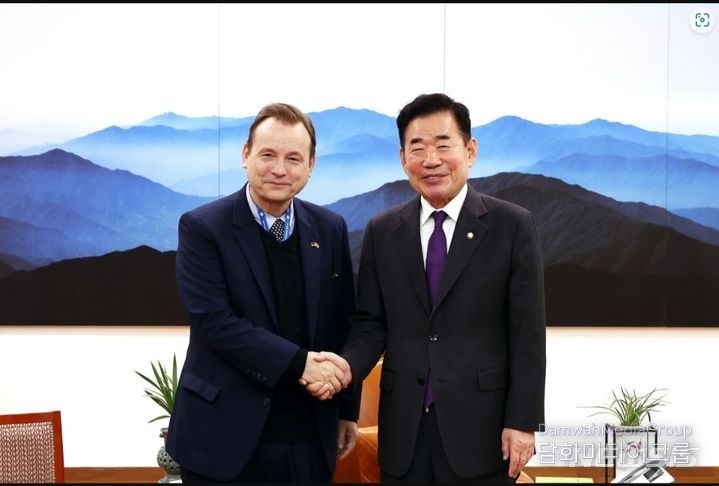 Speaker Kim Jin-pyo (right) shakes hands with German Ambassador to Korea Georg Wilfried Schmidt. /Courtesy of the Office of the Speaker of the National Assembly 