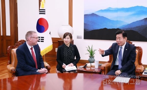 National Assembly Speaker Kim Jin-pyo (right) talks with British Ambassador to Korea Colin James Crooks (left) at the speaker's office in Seoul on March 5./ Courtesy of the Speaker’s Office