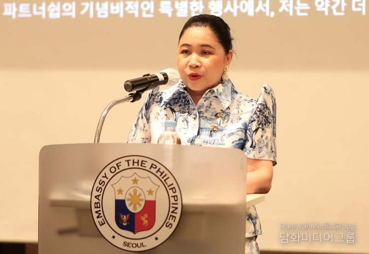 Amb. of the Philippines to Korea Theresa Dizon-De Vega delivers a speech at a reception for the 75th anniversary of diplomatic relations between Korea and the Philippines held at Grand Hyatt Seoul on March 5.