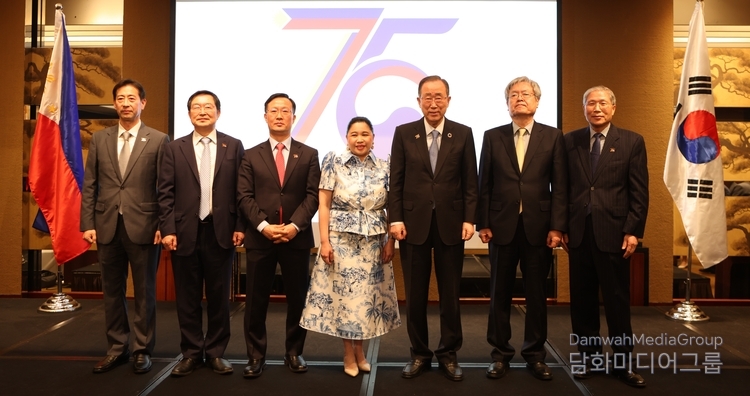 Amb. Theresa Dizon-De Vega (center) poses with Korean guests. They are (from left to right) H.E. Hong-seok Koo, Mr. Baek Seung Joo, Director General Kim Dong-bae, H.E. Ban Ki-moon, Secretary General Kim Hae-yong, Former Korean Ambassador to the Philippines H.E. Han Dong-man.