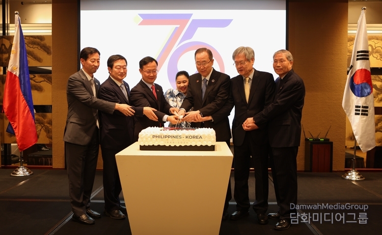 Amb. Theresa Dizon-De Vega (center) cuts a cake to celebrate for the 75th anniversary of diplomatic relations between Korea and the Philippines with Korean guests.