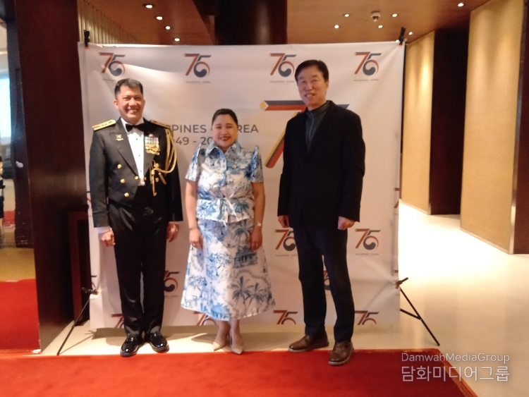 Amb. Theresa Dizon-De Vega (center) poses with Chairman Lee Jon-young of Diplomacy Journal (right).