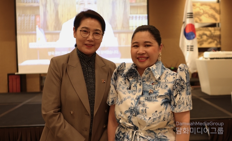 Amb. Theresa Dizon-De Vega (right) poses with Prof. Lee Mi-hyoung of the Department of Cultural Content of Myongji University.