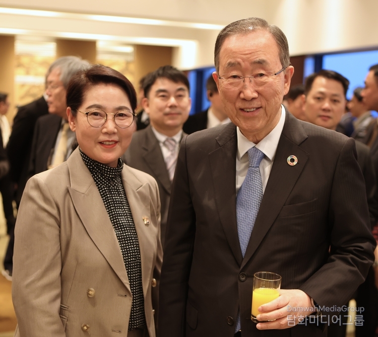Prof. Lee Mi-hyoung of the Department of Cultural Content of Myongji University (left) takes a commemorative photo with Ban Ki-moon, President of the Assembly and Chair of the Council of the Global Green Growth Institute (GGGI).