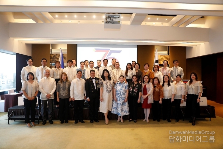 Officers, technical and administrative personnel of the Philippine Embassy in Seoul and attached agencies pose with Amb. Theresa Dizon-De Vega.