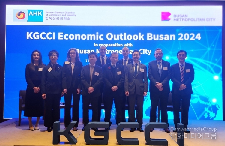 (From left) Katharina Viklenko, Director and Correspondent Korea at GTAI, Stefan Spreu, German Vice Chairperson of KGCCI, Georg Schmidt, German Ambassador to Korea, Martin Henkelmann, President & CEO of KGCC, Charlie Lay, Senior Economist, Commerzbank AG, and KGCCI board members at ‘KGCCI Economic Outlook 2024 in Busan’ pose for a group photo. / Courtesy of KGCCI