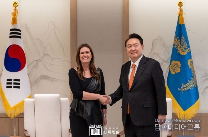 President Yoon Suk-yeol (right) shakes hands with Arkansas Governor Sarah Sanders at the Presidential Office on March 11. / Courtesy of the Presidential Office