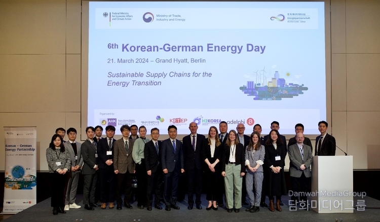 (from left) Jihee Jeong, Deputy Director of KGCCI, Dr. Kyung Wan Rho, General Manager of New and Renewable Energy Policy Division Korea Energy Agency, Dr. Young-joo Eo, Principal Researcher Photovoltaics Research Department, Korea Institute of Energy Research, Hyeon-Cheol Kim, Director General of KOTRA Europe Regional Headquarter, Kyungsoo Lee, Director for Energy Policy Division, MOTIE, Dr. Martin Henkelmann, President and CEO of KGCCI, Dr. Byungkyu Choi, Team leader of Hydrogen & New energy Business Department, Korea Western Power, Jana Narita, Senior Manager, adelphi, Sungryeol Han, Distribution ICT R&D Team, KEPCO KDN pose for a photo during the 6th Korean-German Energy Day in Berlin, Germany on March 21, 2024. / Courtesy of adelphi/ Jan Rottler