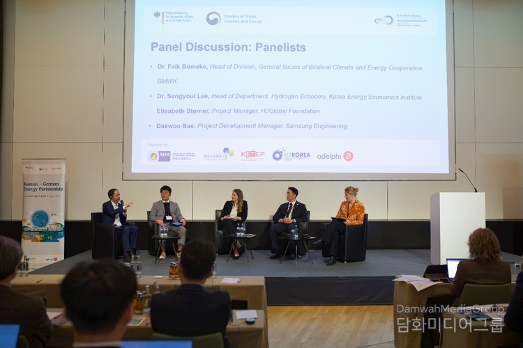 (from left) Dr. Falk Boemeke, Head of Division of bilateral climate and energy cooperation, BMWK, Dr. Sangyoul Lee, Head of Department of Hydrogen Economy, Korea Energy Economics Institute, Dr. Kathrin Goldammer, Managing Director, Rainer Lemoine Institute, Daewoo Bae, Senior manager, Sustainable Project Development Team, Elisabeth Sterner, Project Manager, H2Global Foundation during panel discussion of the 6th Korean-German Energy Day / Courtesy of adelphi/ Jan Rottler