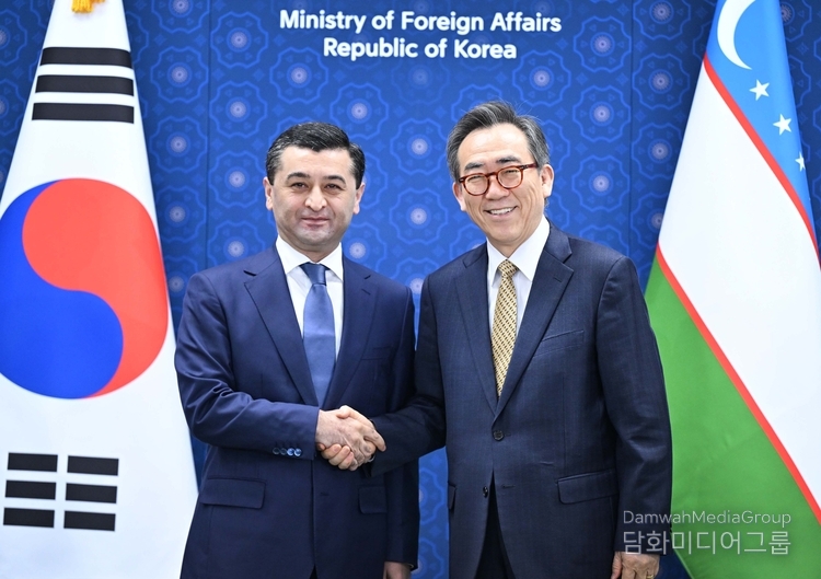 Minister of Foreign Affairs Cho Tae-yul shakes hands with Uzbekistan Minister of Foreign Affairs Bakhtiyor SAIDOV at the Korean Ministry of Foreign Affairs on March 20. / Courtesy of the foreign ministry