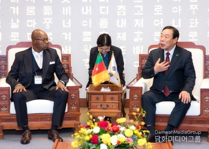 Choi Min-ho, mayor of the Sejong Special Self-Governing City (right), meets with Alexandre Marie, director of the Cameroonian government's National Population Registry, at the Sejong Office on March 21.