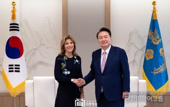 President Yoon Suk-yeol (right) meets with Caroline Kennedy, honoray president of the John F. Kennedy Foundation (JFK Foundation) and current U.S. Ambassador to Australia on March 27. The meeting was held at the special request of Mrs. Kennedy, who wanted to personally deliver the trophy (lantern) of the Profile in Courage Award to the President.