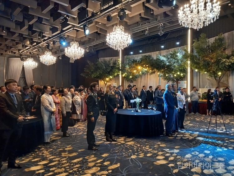 More than 700 distinguished guests from the Korean government and various other segments of Korean society, as well as the ambassadors and other senior diplomats from the Seoul Diplomatic Corps, attend the gala reception.