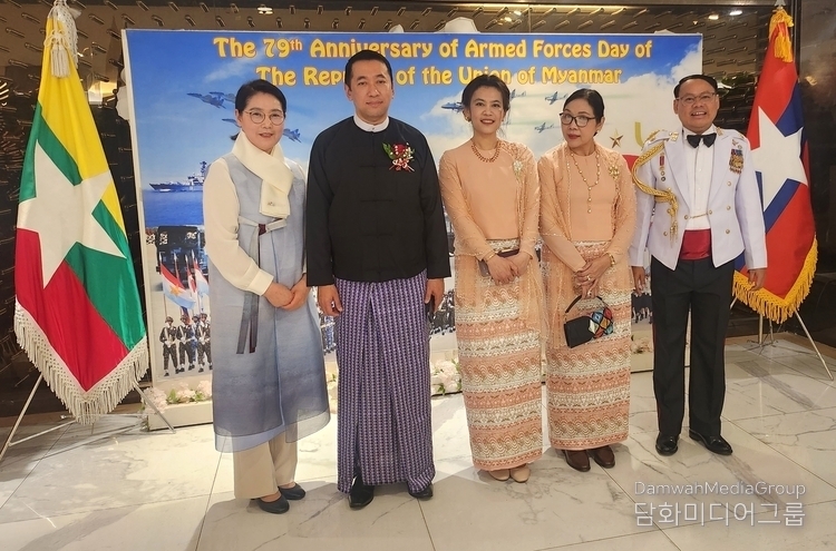 Amb. U Thant Sin of Myanmar to Korea (second from the left) and Lee Mi-hyoung (far left) , cultural editor of Diplomacy Journal, pose with staff members of the Embassy of Myanmar in Seoul.