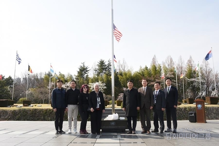 Mayor Susan Sonne of Buena Park (4th from the left) and Oh Eun-taek, mayor of Nam-gu (5th from the left) take a group photo at the United Nations Memorial Park in Nam-gu, Busan on March 23.