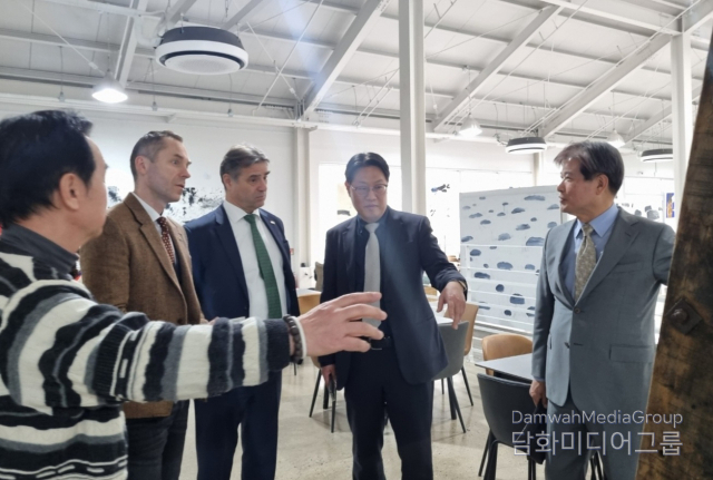 Hungarian Ambassador to Korea István Szerdahelyi (center) visits the King Kong Gallery in front of the Daegu Arboretum on March 28.