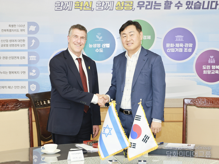 Jeonbuk Governor Kim Kwan-young (right) shakes hands with Israeli Ambassador to South Korea Akiva Tor after discussing international cooperation with him on April 2. /Courtesy of Jeonbuk Province