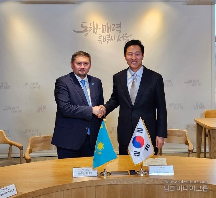 Minister of Science and Higher Education Sayasat Nurbek of Kazakhstan (left) shakes hands with Mayor of Seoul City Oh Se-hoon.
