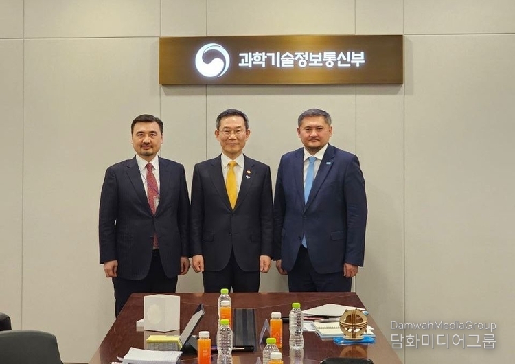 Minister of Science and Higher Education Sayasat Nurbek of Kazakhstan (right) and Minister of Science and ICT Lee Jong Ho of Korea (center) pose for the camera with Amb. Nurgali Arystanov of Kazakhstan to Korea.