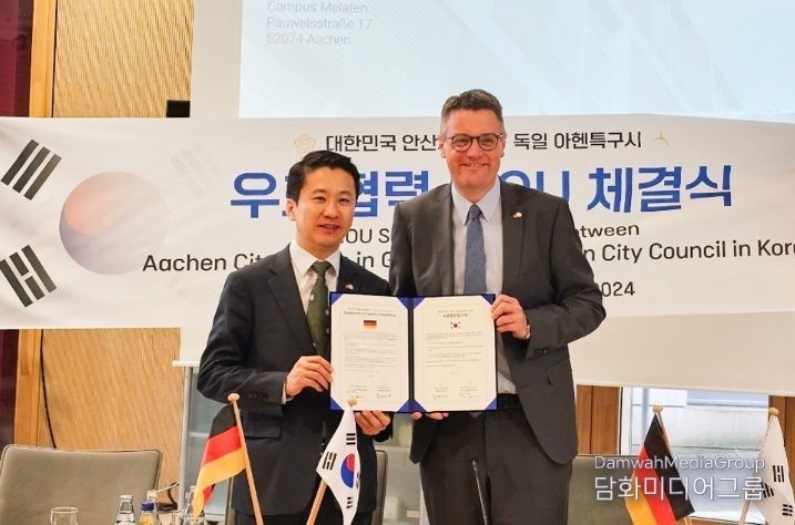 Chairman Song Bauna of the Ansan City Economic Mission (left) and Tim Grüttemeier, Mayor and Chairman of the Aachen Special Economic Zone City, pose for the camera after signing an MOU.