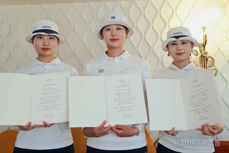 The South Korean women's archery team of Nam Soo-hyun, Im Si-hyun, and Jeon Hoon-young, who have won 10 consecutive gold medals from the 1988 Seoul Olympics to this year's Paris Games, take a photo after receiving a congratulatory telegram from President Yoon Suk-yeol.