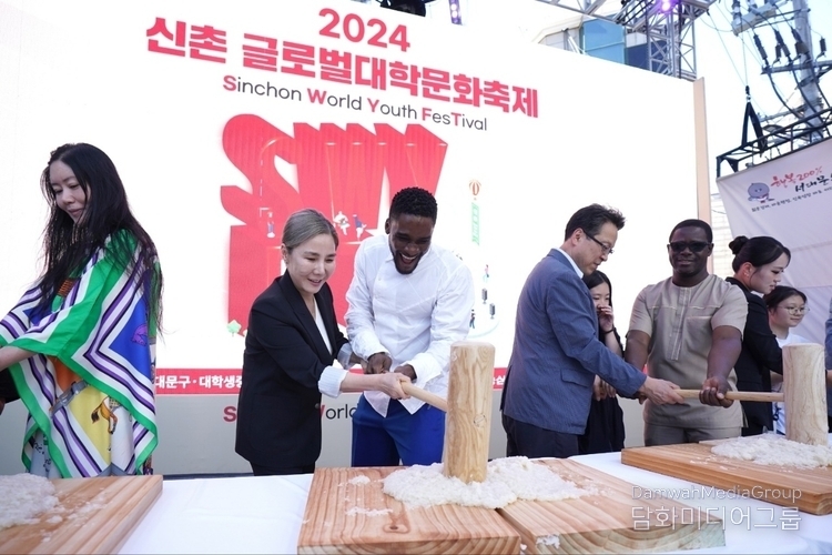 A live demonstration of the process of making traditional Korean rice cakes is performed on stage at the Sinchon World Youth Festival. (From left) Public Relations Officer Han Yuri, Master Chef Jang JIO – Nyeong, Celebrity Sam Okyere and Deputy Head of Mission, Akwasi Abayie Adomako (third from the right). 