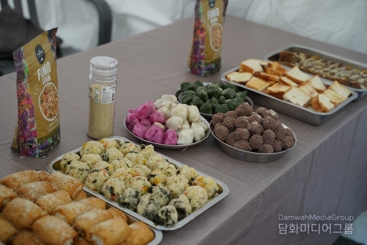 Korean dishes are prepared with fonio for tasting by visitors.