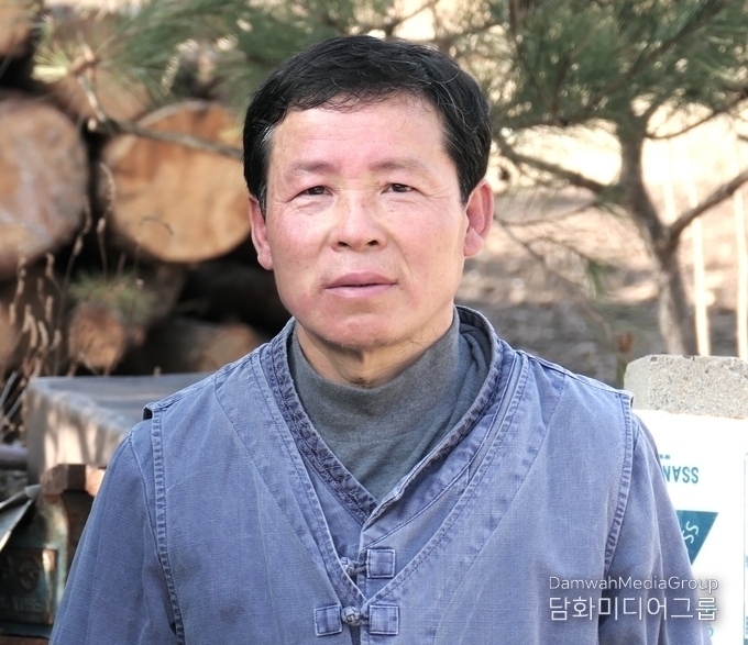 Korean bamboo salt master Choi Dong-soon has opened a new horizon in traditional bamboo salt manufacturing by introducing the world's first Hwangsong bamboo salt made at a high temperature of 5,000 degrees.