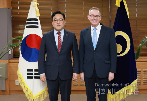Financial Services Commission Chairman Kim Byoung-hwan (left) and British Ambassador to Korea Colin Crooks pose for a photo. / Courtesy of the Financial Services Commission