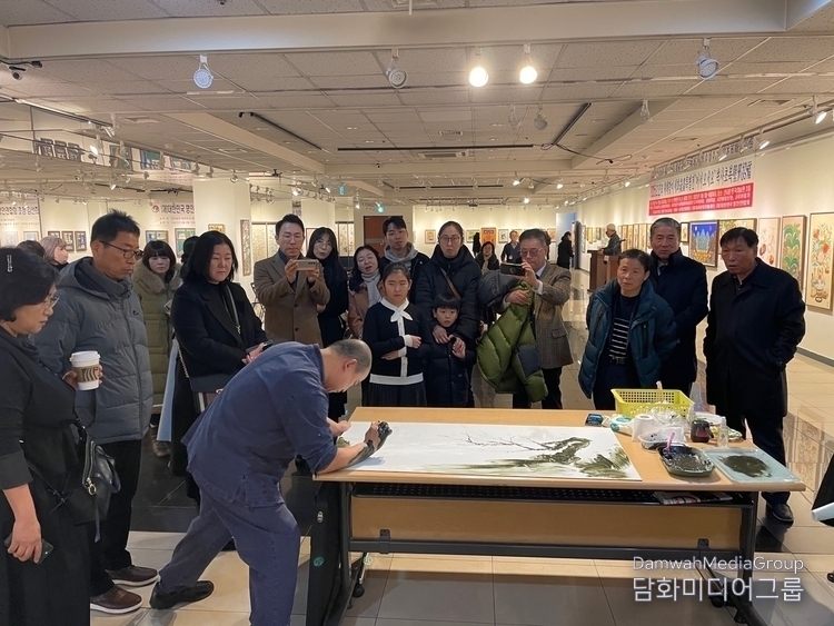 Jidoohwa (finger painting) artist Lee Jae-sam drew much praise for the beauty of using the human hand to fill the canvas.