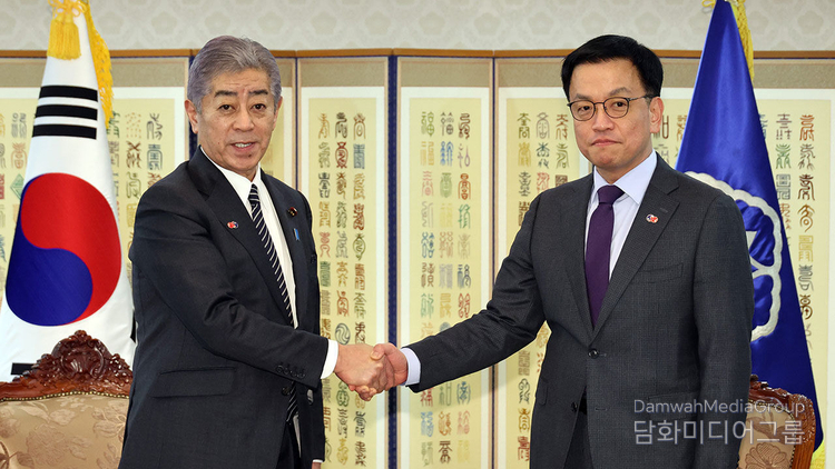 Acting President Choi Sang-mok (right) shakes hands with Japanese Foreign Minister Takeshi Iwaya on Jan. 14.