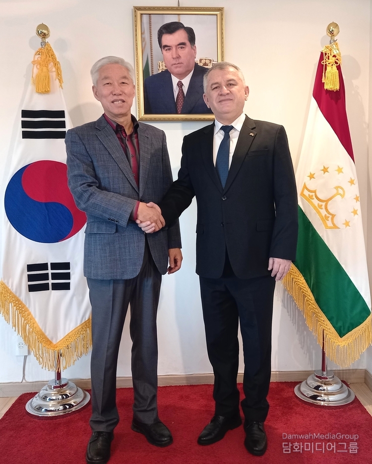 Amb. Salohiddin Kirom of Tajikistan (right) shakes hands with Lee Jon-young, chairman of Diplomacy Journal after holding an interview at the Embassy of Tajikistan in Hannam-dong, Seoul.