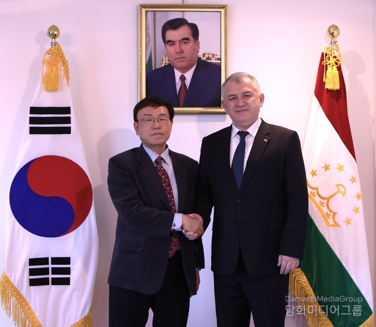 Amb. Salohiddin Kirom of Tajikistan (right) takes a commemorative photo with Managing Editor Lee Kap-soo of Diplomacy Journal.