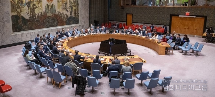 Assistant Secretary-General Joyce Msuya (seated at the left end of the table) briefs the Security Council on the humanitarian situation in Ukraine. / Courtesy of UN News