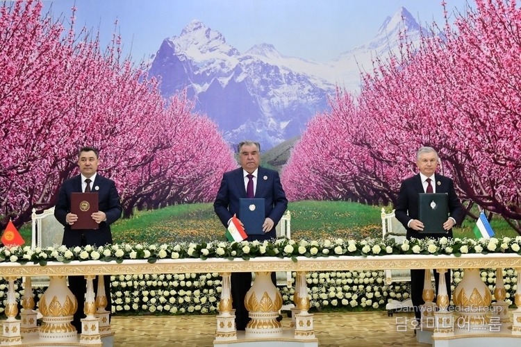 Presidents Emomali Rahmon of Tajikistan (center), Sadyr Japarov of Kyrgyzstan (left), and Shavkat Mirziyoyev of Uzbekistan take a commemorative photo after holding a trilateral summit in the historic city of Khujand on March 31, 2025.